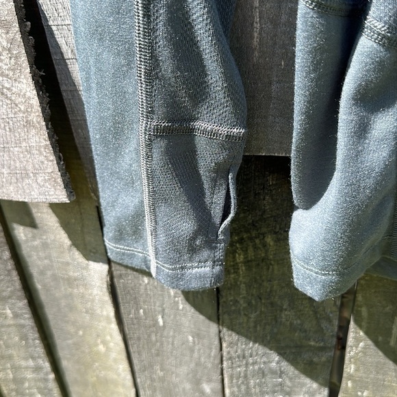 MEN’S Under Armour Run Pullover size Small with thumb holes - Picture 5 of 7